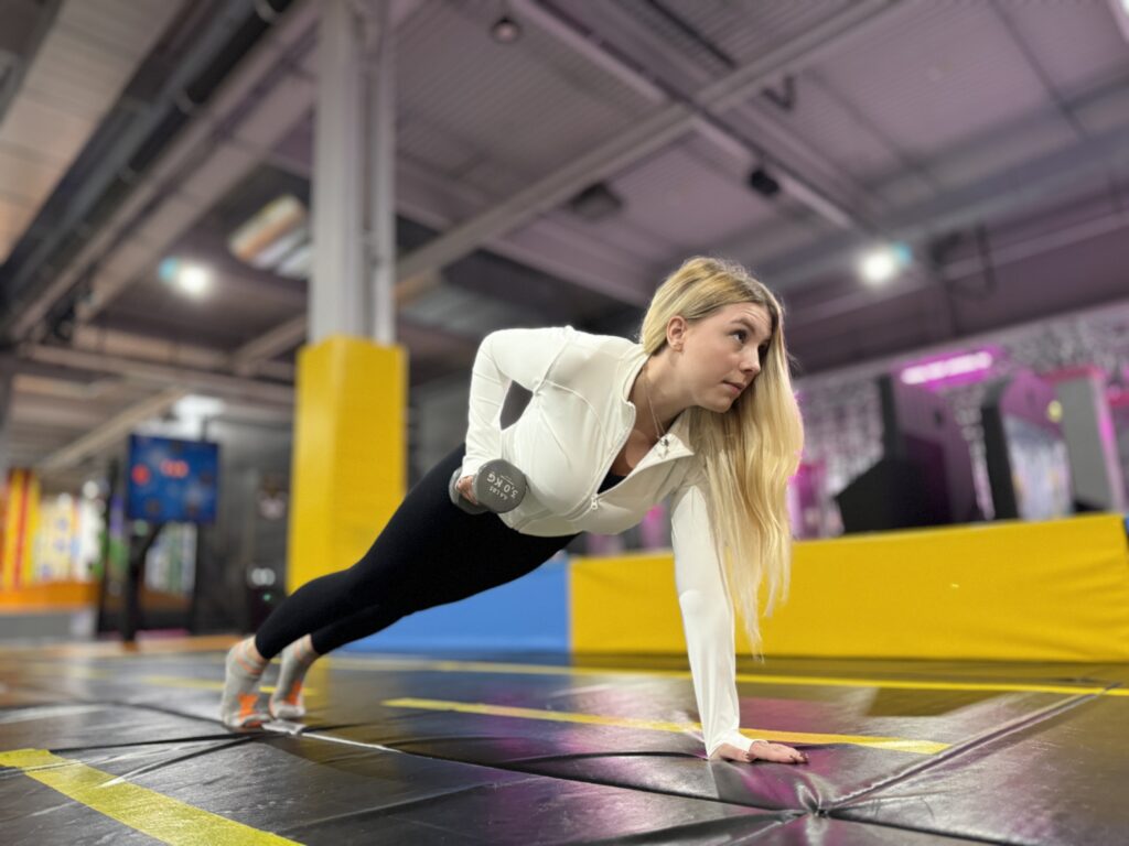 Fitnessübung auf Trampolinen