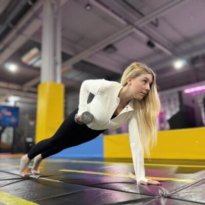 Fitnessübung auf Trampolinen